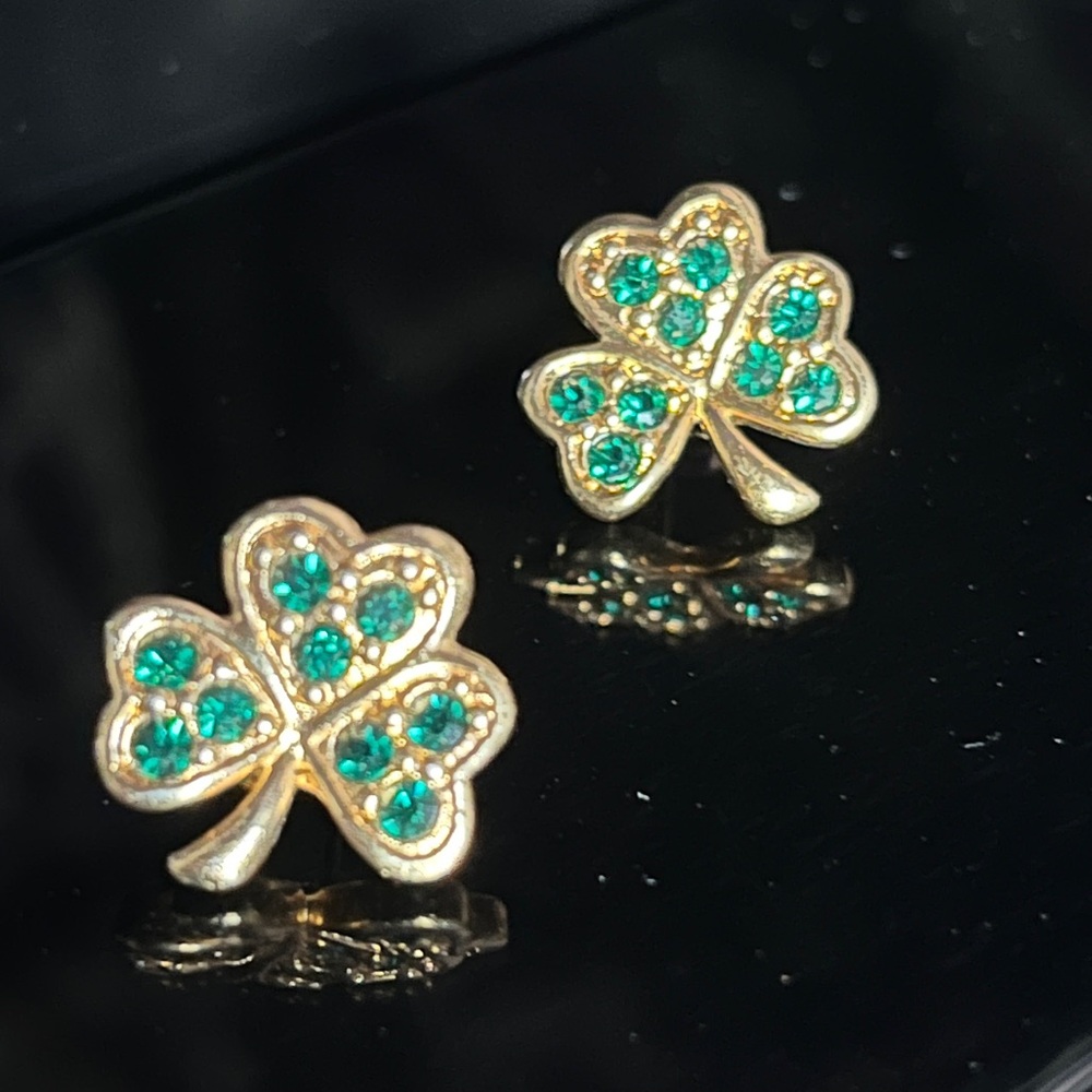 Avon Four-Leaf Clover Green Stone Gold-Tone Post Earrings Lucky Charm EUC